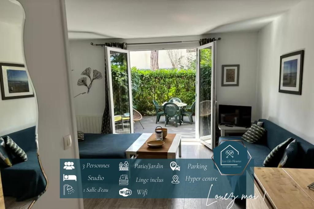 un salon avec un canapé bleu et une table dans l'établissement Terrasse Vilmer, Studio 3 personnes, Hyper centre, terrasse & parking, à Villers-sur-Mer