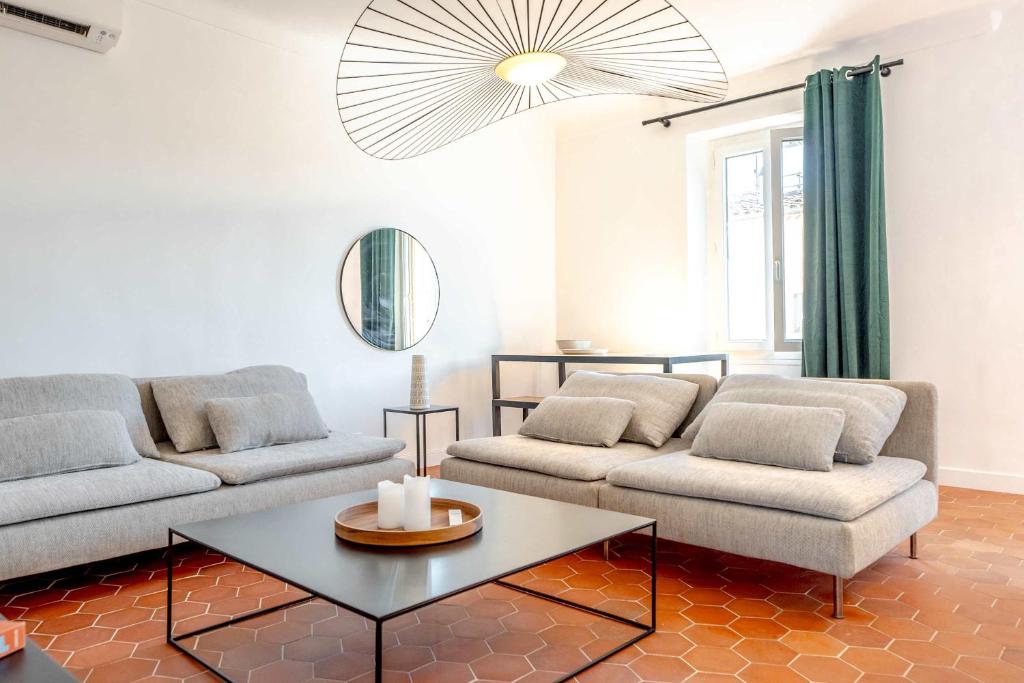 un salon avec deux canapés et une table dans l'établissement Le Louis l Rooftop Views l Shellter Rentals, à Saint-Tropez