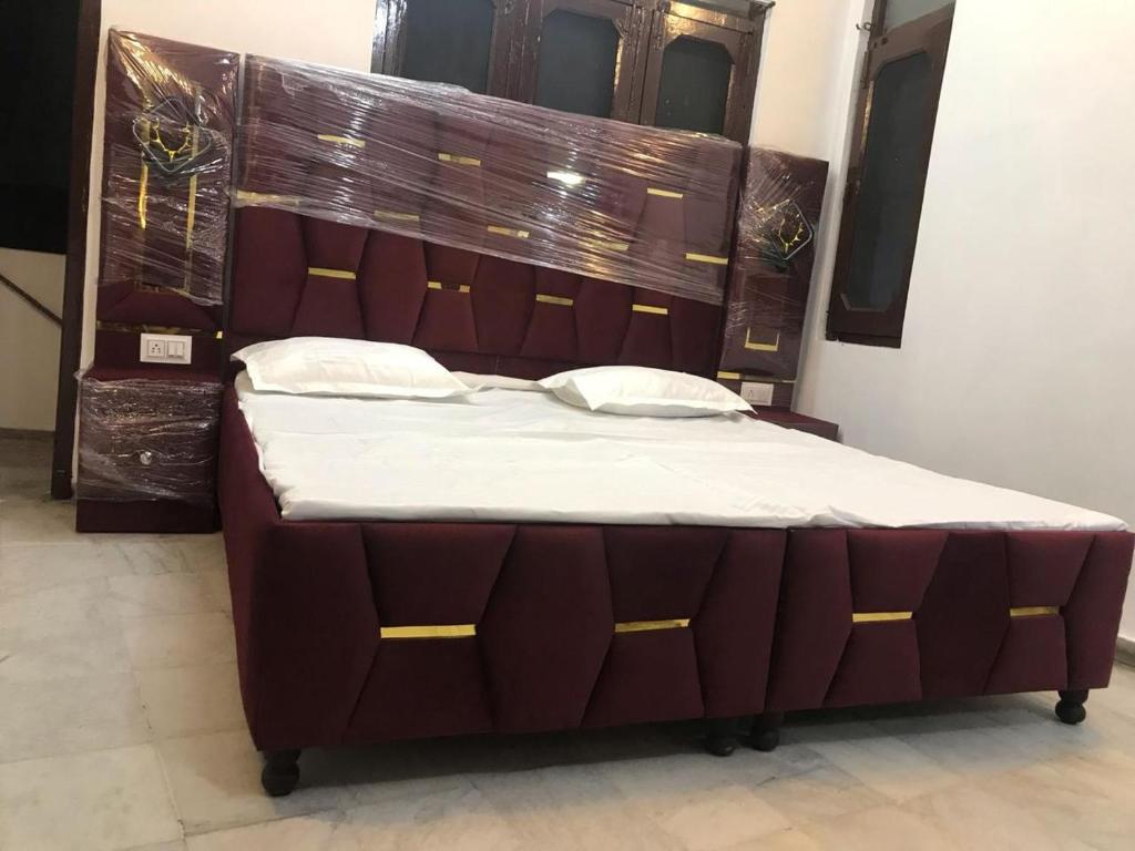 Postel nebo postele na pokoji v ubytování Hotel Guru ji residency