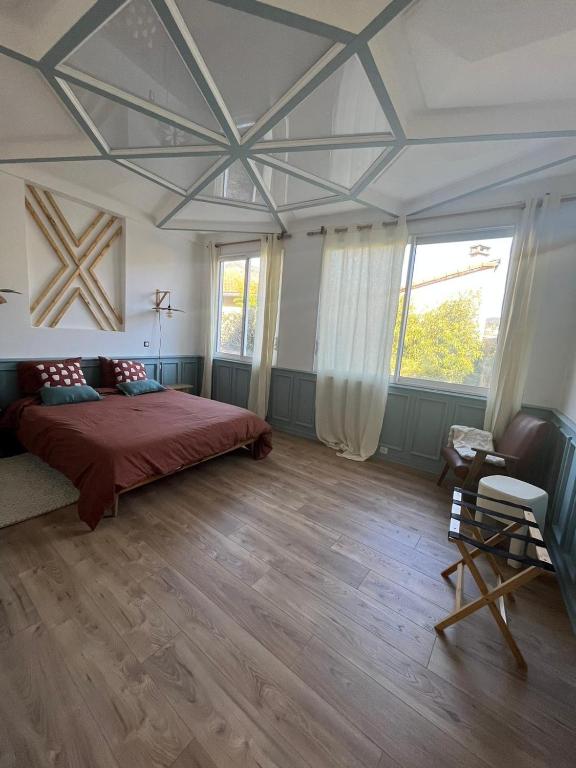 - une chambre avec un lit et un plafond à caissons dans l'établissement La Ganterie - Berges du Tarn, à Millau