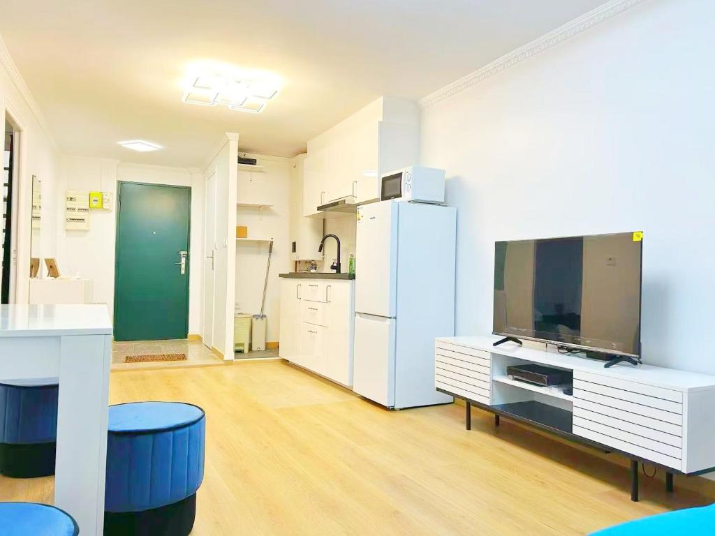un salon avec une télévision et une cuisine dans l'établissement Apartment Le Marais, à Paris