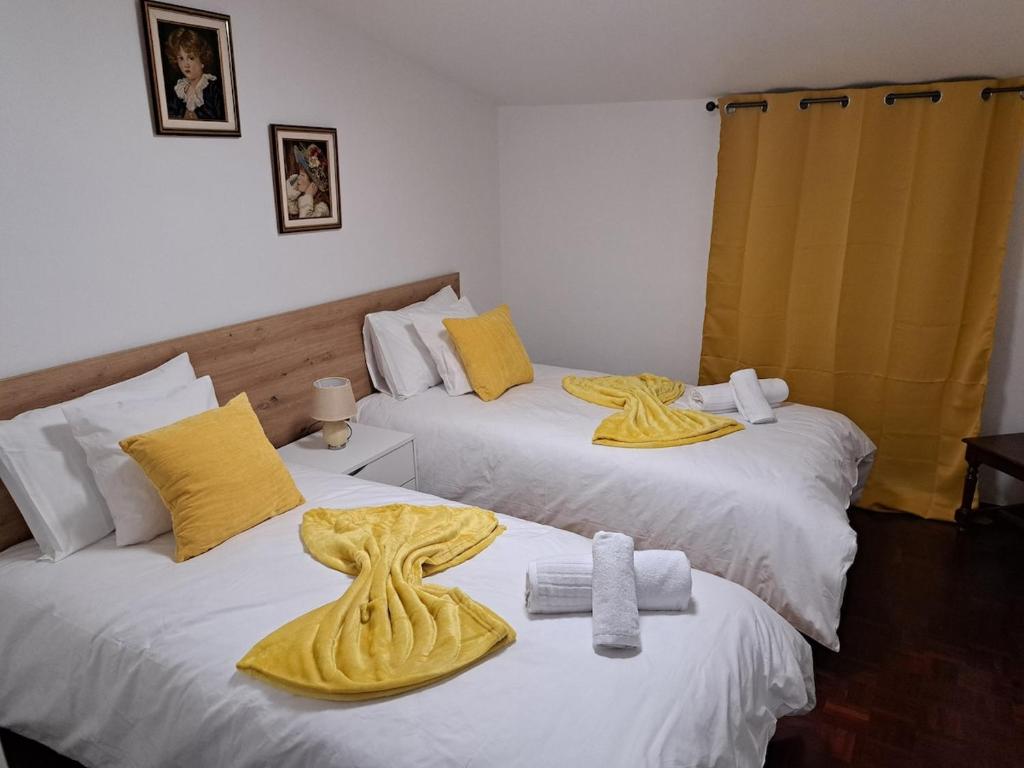 zwei Betten mit Handtüchern in einem Zimmer in der Unterkunft Refugio Catanho in São Vicente