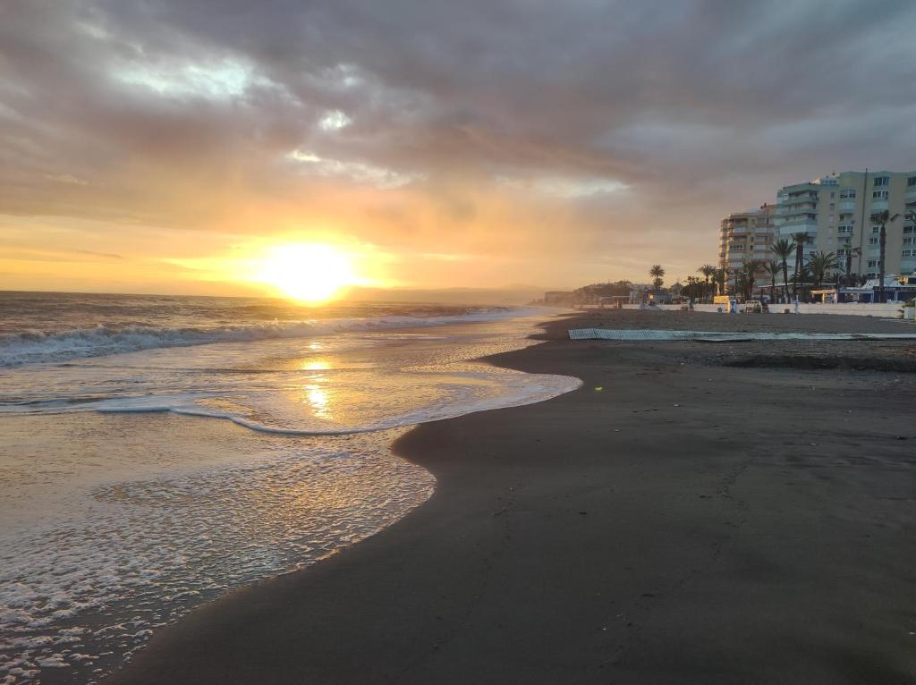 トロクスにあるCalm Bungalowの海沿いの海岸の夕日