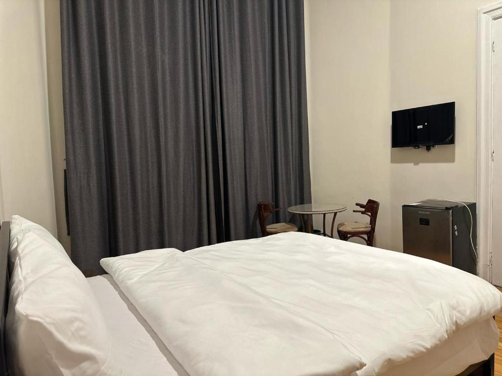 TV a/nebo společenská místnost v ubytování havana hotel
