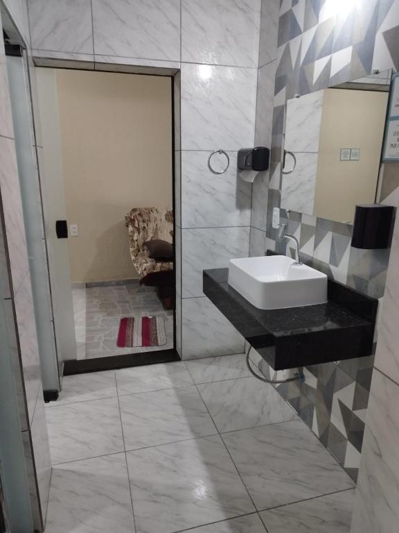 a bathroom with a sink and a mirror at Casa de Praia Família Próximo ao ExpoCentro BC in Balneário Camboriú