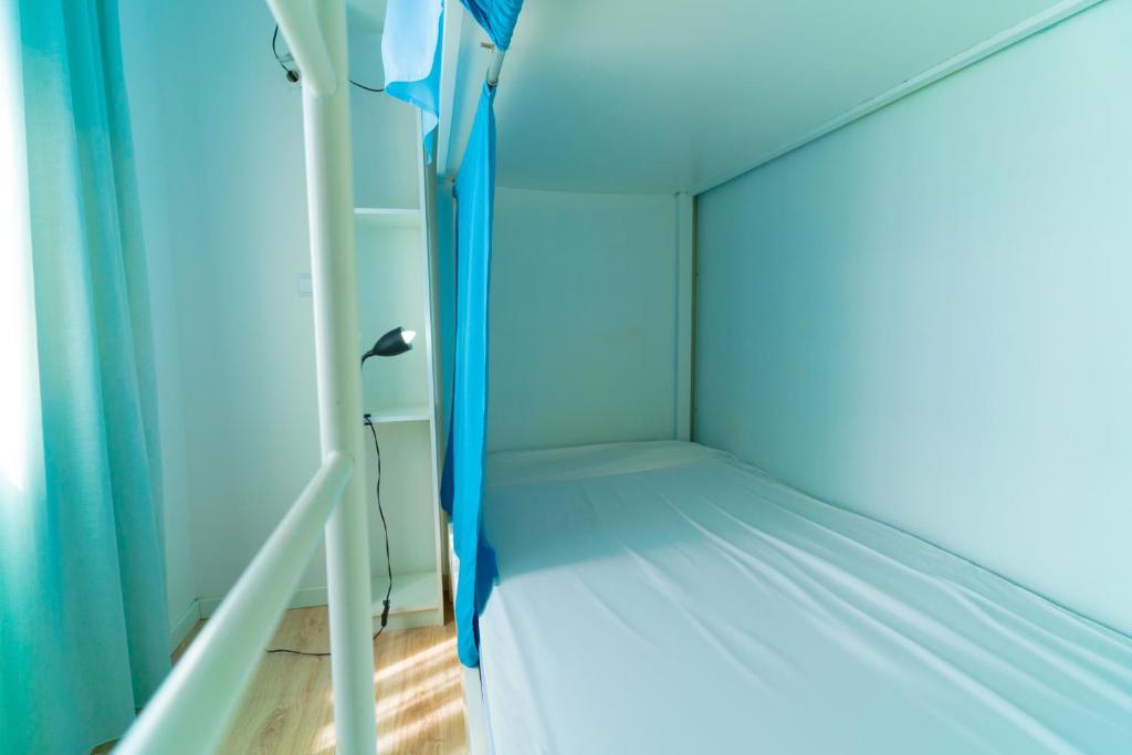 Postel nebo postele na pokoji v ubytování Hostel AzorAzul - Pool & Suite
