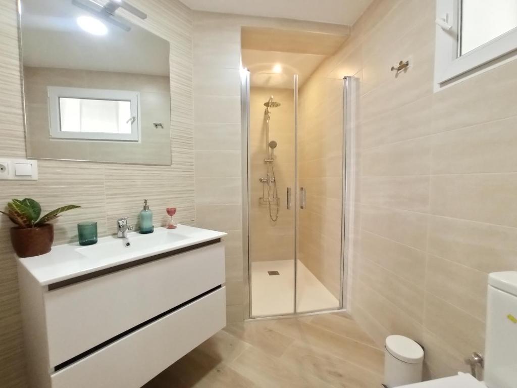 A bathroom at A Estrenar Preciosa Suite-Céntrico-Con Jardín y Porche