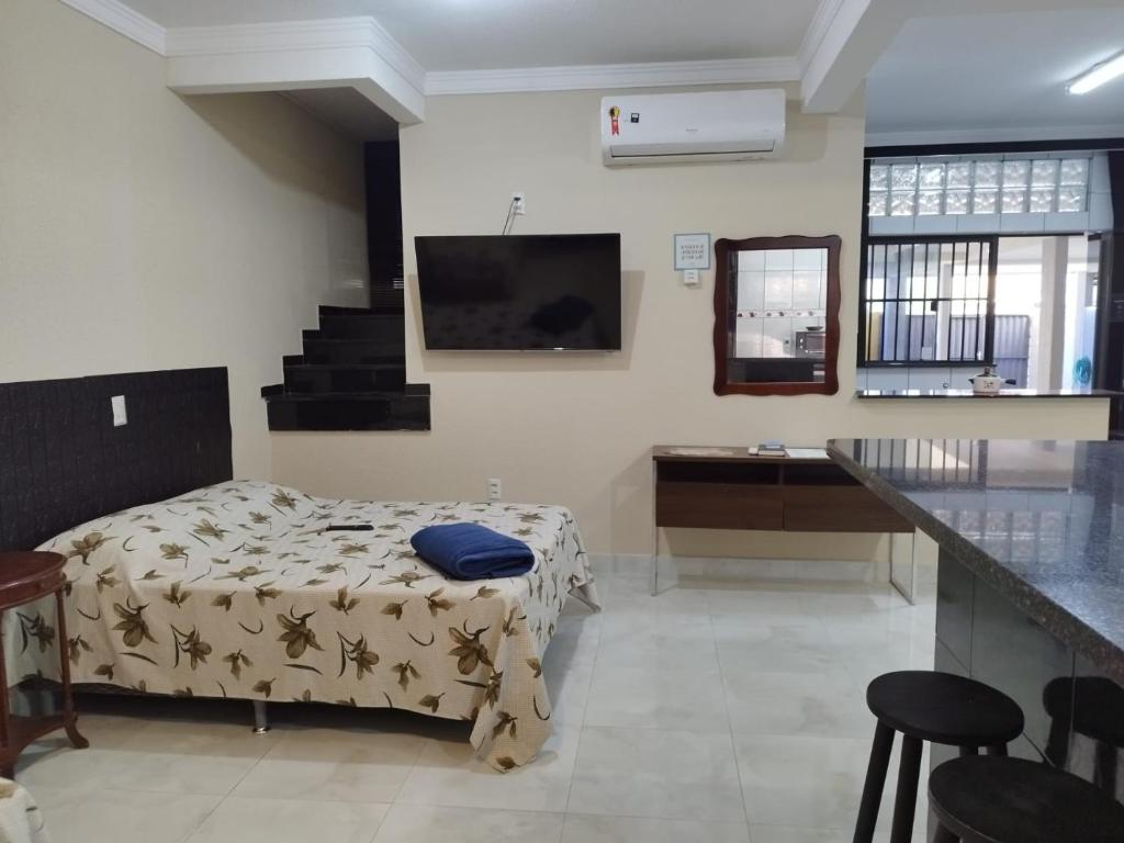 a bedroom with a bed and a sink and a counter at Casa de Praia Família Próximo ao ExpoCentro BC in Balneário Camboriú