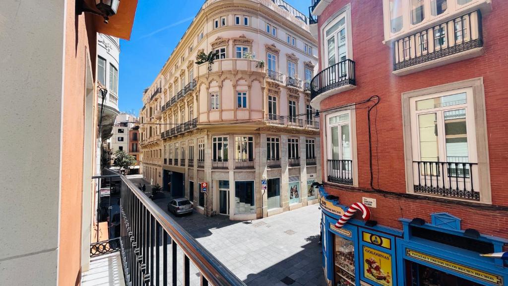 widok z balkonu budynku w obiekcie Homely Málaga Atarazanas w Maladze