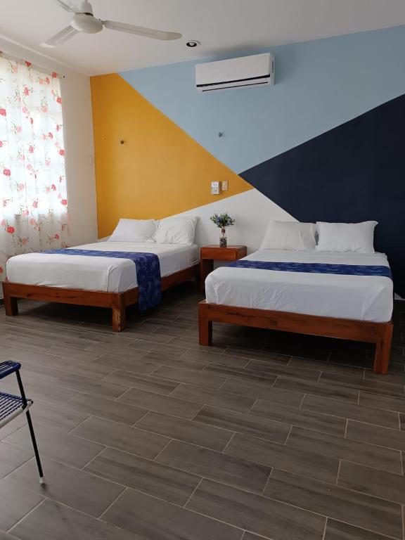 two beds in a room with two beds sidx sidx sidx sidx at Casa Mara in Río Lagartos
