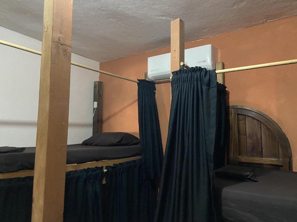 Postel nebo postele na pokoji v ubytování Maracuyá Hostal Zipolite