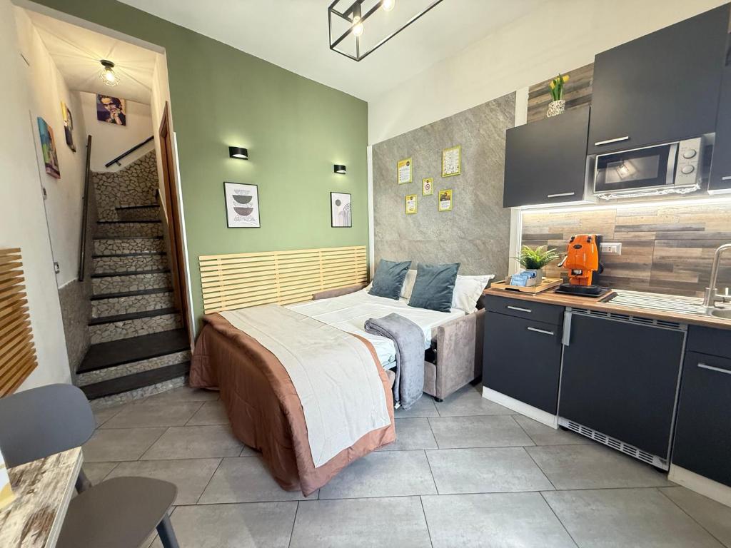 sypialnia z łóżkiem oraz kuchnia ze schodami w obiekcie 80040GuestHouse w mieście Cercola