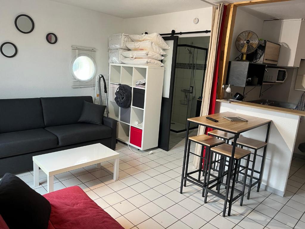 un salon avec un canapé et une table dans l'établissement Studio mimizan plage, à Mimizan-Plage