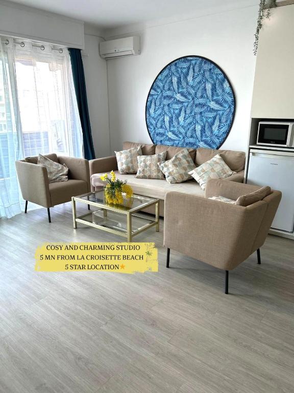 un salon avec un canapé et deux chaises dans l'établissement Bright & Spacious Studio near La Croisette, à Cannes