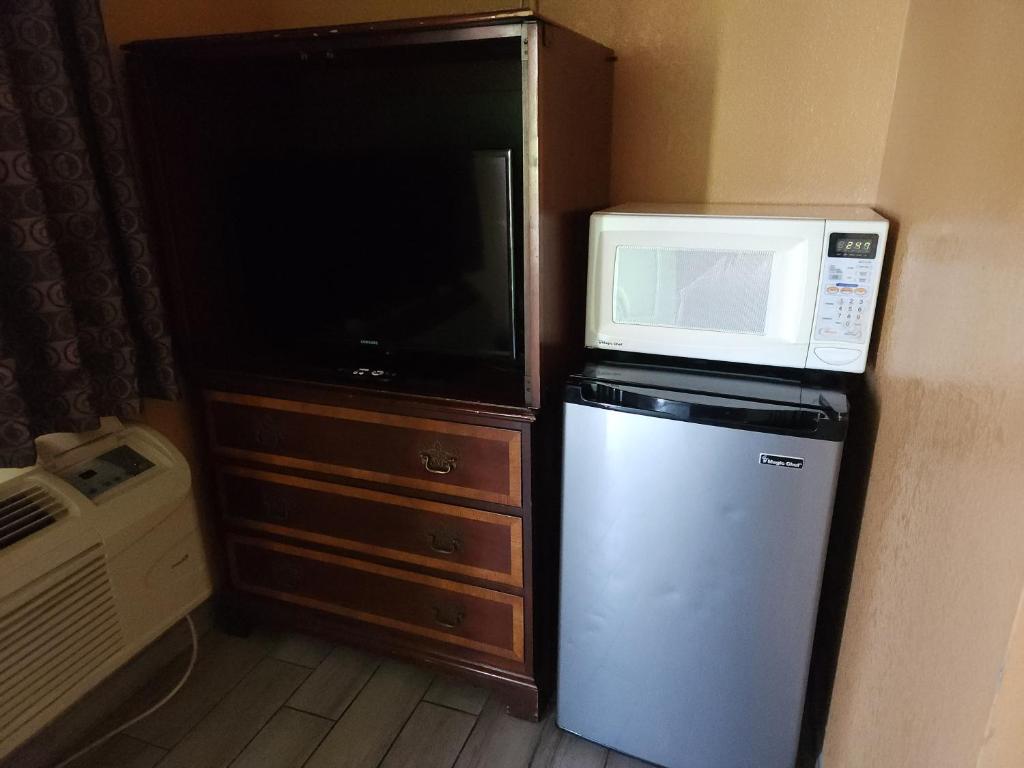 Kuchyň nebo kuchyňský kout v ubytování Two Palms Motel