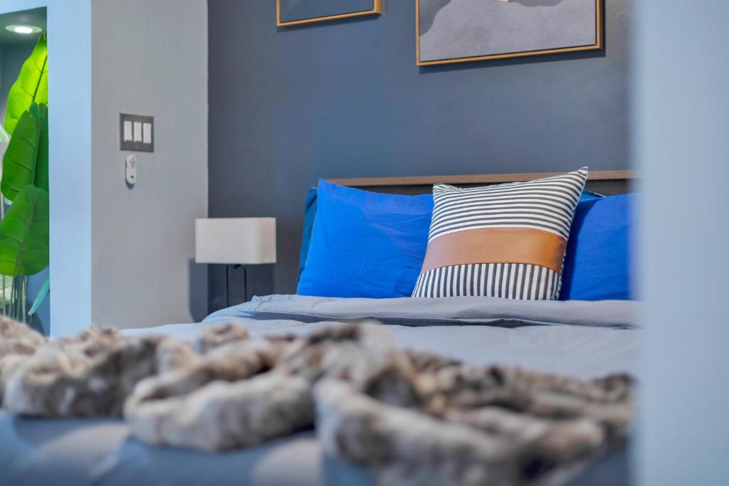 En eller flere senge i et værelse på Energy Loft- Sleeps 3