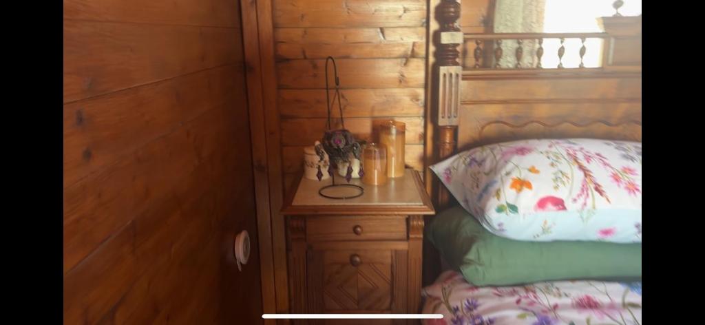 Uma área de estar em Eco Crofter's Wagon by the Sea - Off Grid Experience - No electricity - As seen soon on Netflix