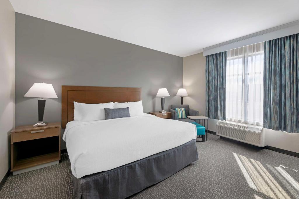 a hotel room with a large bed and a window at Best Western Plus Executive Residency Marion in Marion