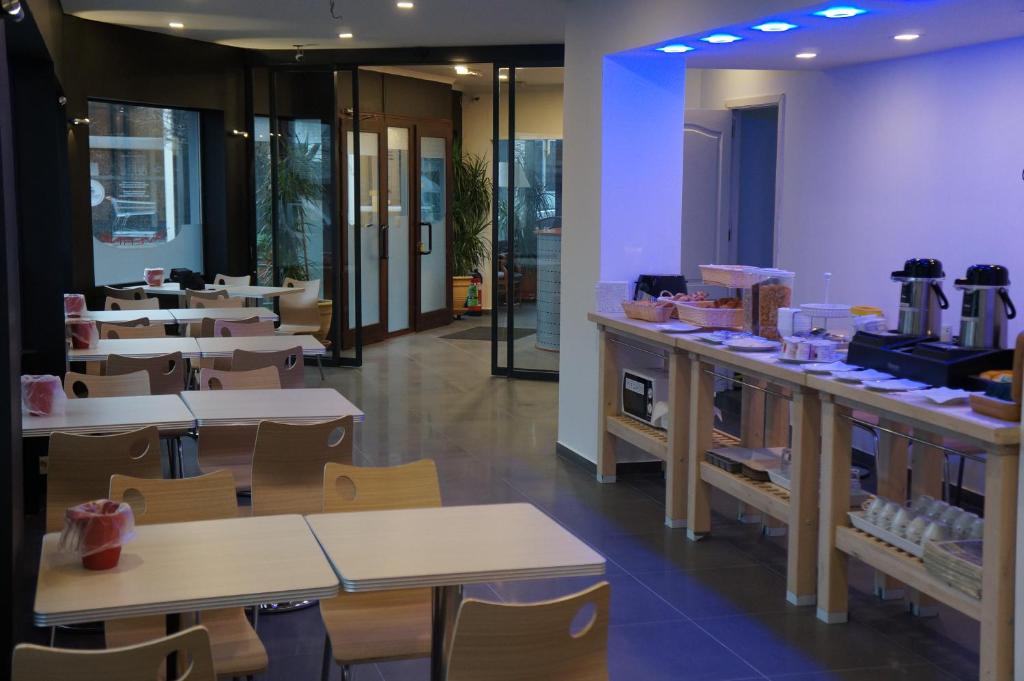 Příslušenství pro přípravu čaje a kávy v ubytování Hotel Evergreen