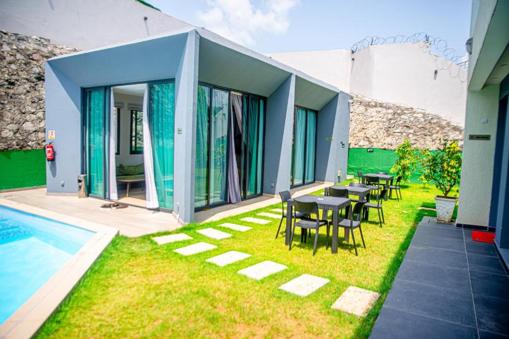 Bazén v ubytování Hotel Yatchenin Abidjan nebo v jeho okolí