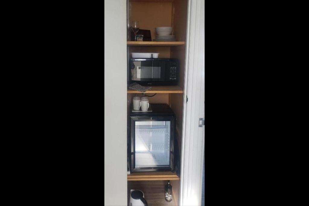 2 Double Beds, 1 Single Bed, 1 Double Sofa Bed in a small 1 bedroom and 1 lounge Studio No Kitchen Only fridge, microwave - Resim 4