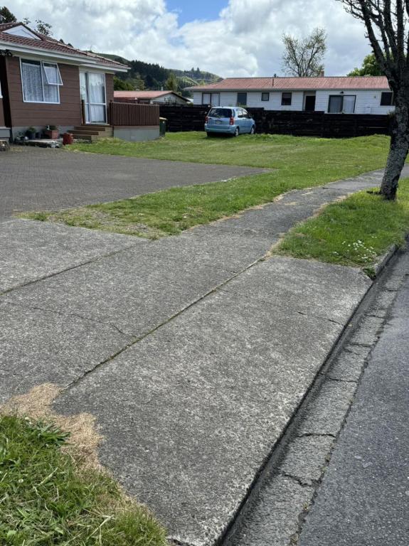 2 Double Beds, 1 Single Bed, 1 Double Sofa Bed in a small 1 bedroom and 1 lounge Studio No Kitchen Only fridge, microwave - Resim 10