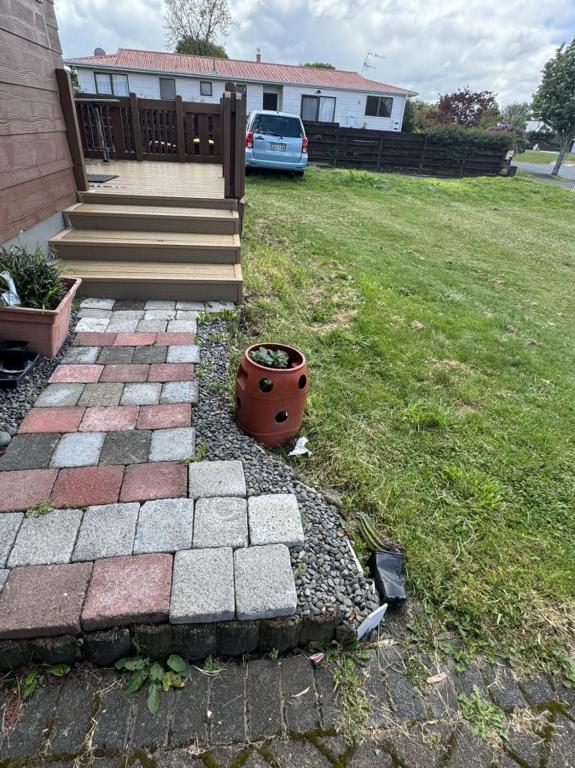 2 Double Beds, 1 Single Bed, 1 Double Sofa Bed in a small 1 bedroom and 1 lounge Studio No Kitchen Only fridge, microwave - Resim 15