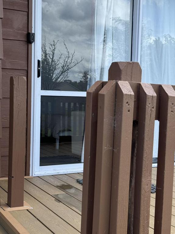 2 Double Beds, 1 Single Bed, 1 Double Sofa Bed in a small 1 bedroom and 1 lounge Studio No Kitchen Only fridge, microwave - Resim 16