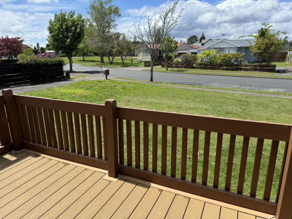 2 Double Beds, 1 Single Bed, 1 Double Sofa Bed in a small 1 bedroom and 1 lounge Studio No Kitchen Only fridge, microwave - Resim 17