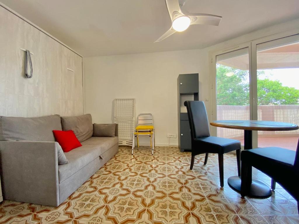 un salon avec un canapé et une table dans l'établissement Le st françois, à Fréjus