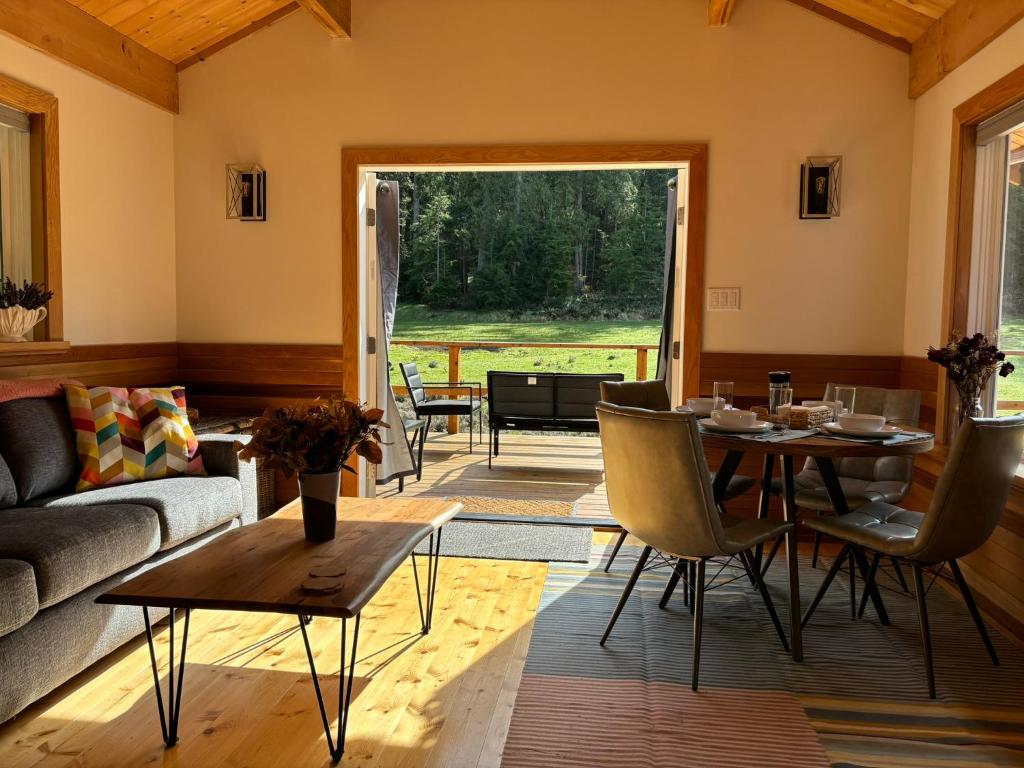 Posezení v ubytování Gambier Lavender Lodge and Homestead