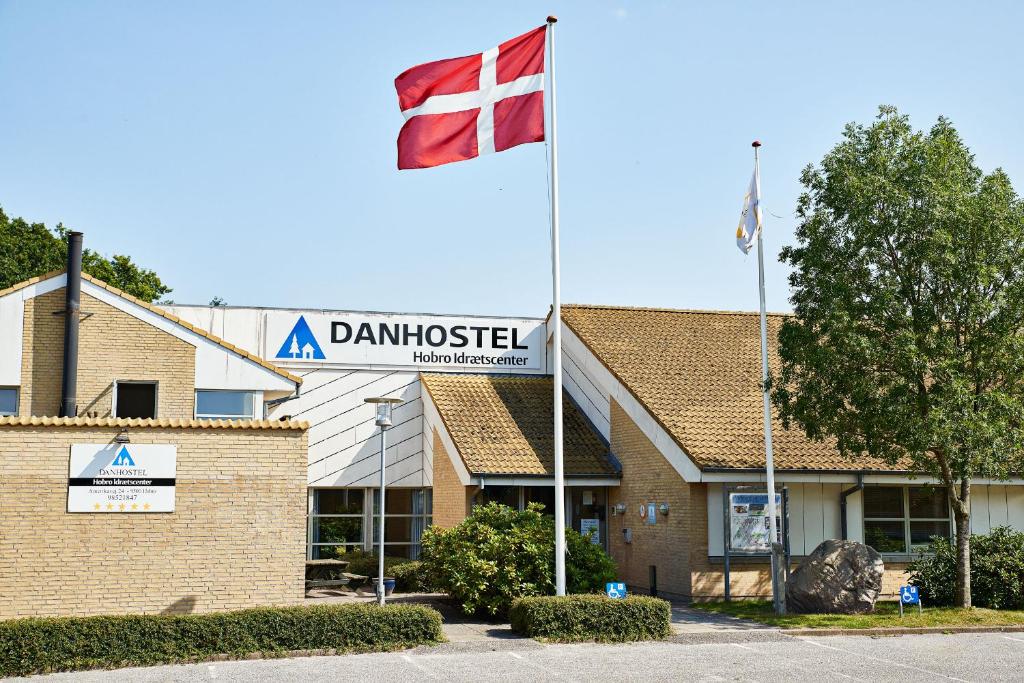 ホーブローにあるDanhostel Hobroの建物前に飛ぶ英国旗