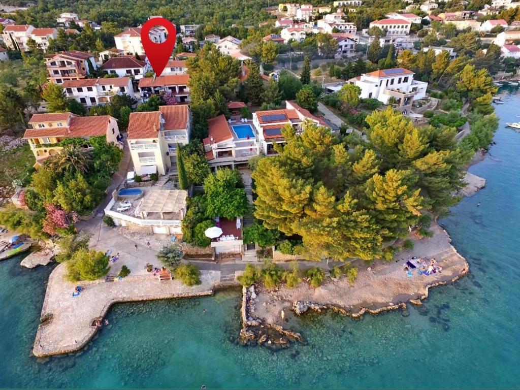 widok z powietrza na dom na wyspie w wodzie w obiekcie Apartment Starigrad 6621a w mieście Starigrad-Paklenica