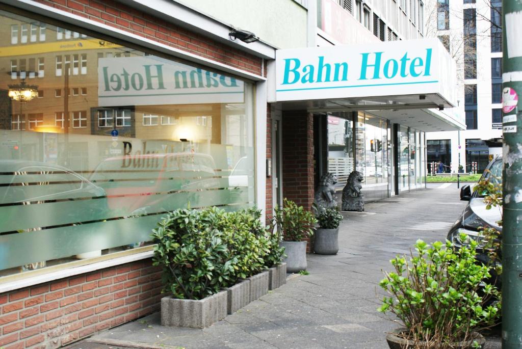 una tienda de un hotel bálsamo en una calle de la ciudad en Bahn-Hotel en Düsseldorf