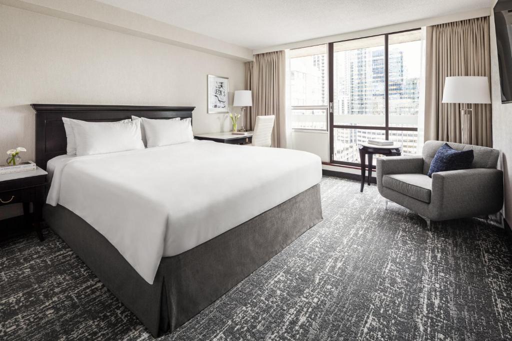 Postel nebo postele na pokoji v ubytování Chelsea Hotel Toronto