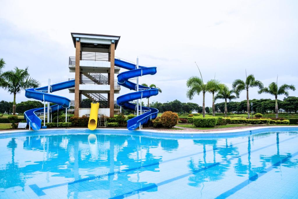 Bazén v ubytování Sotogrande Iloilo Hotel nebo v jeho okolí