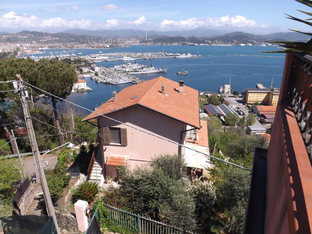 ラ・スペツィアにあるTre Pini Apartmentの船が浮かぶ港の景色
