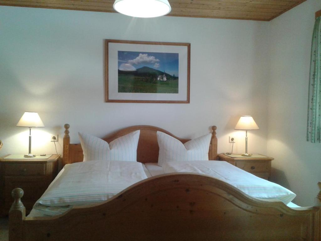 Postel nebo postele na pokoji v ubytování Gästehaus Attenhauser
