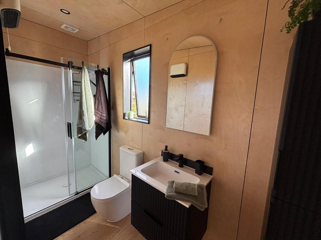 Vannituba majutusasutuses Tiny home with mountain and orchard views