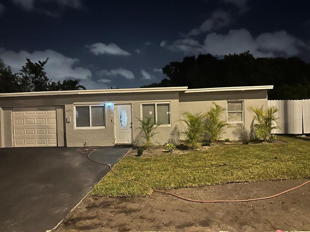 a house with a garage with a fire hose at Luxury Entertainment home Hard rock stadium in Opa-locka