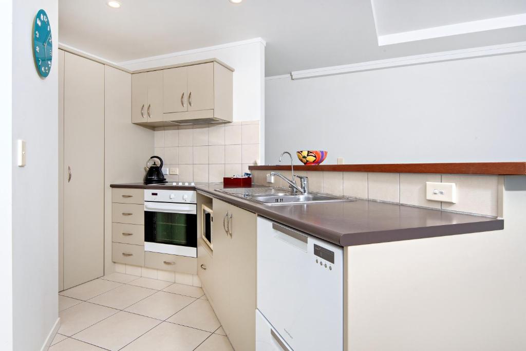 Kuchyň nebo kuchyňský kout v ubytování Beachpoint Apartments
