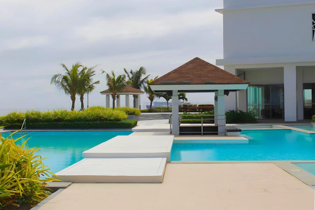 Bazén v ubytování Arterra Seaview Resort nebo v jeho okolí