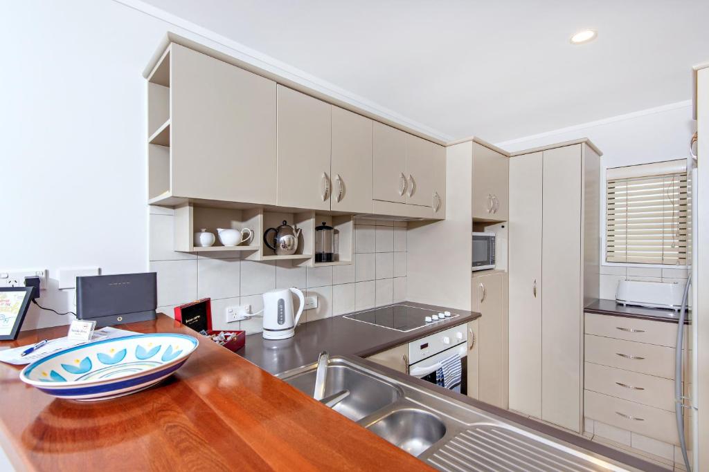 Kuchyň nebo kuchyňský kout v ubytování Beachpoint Apartments