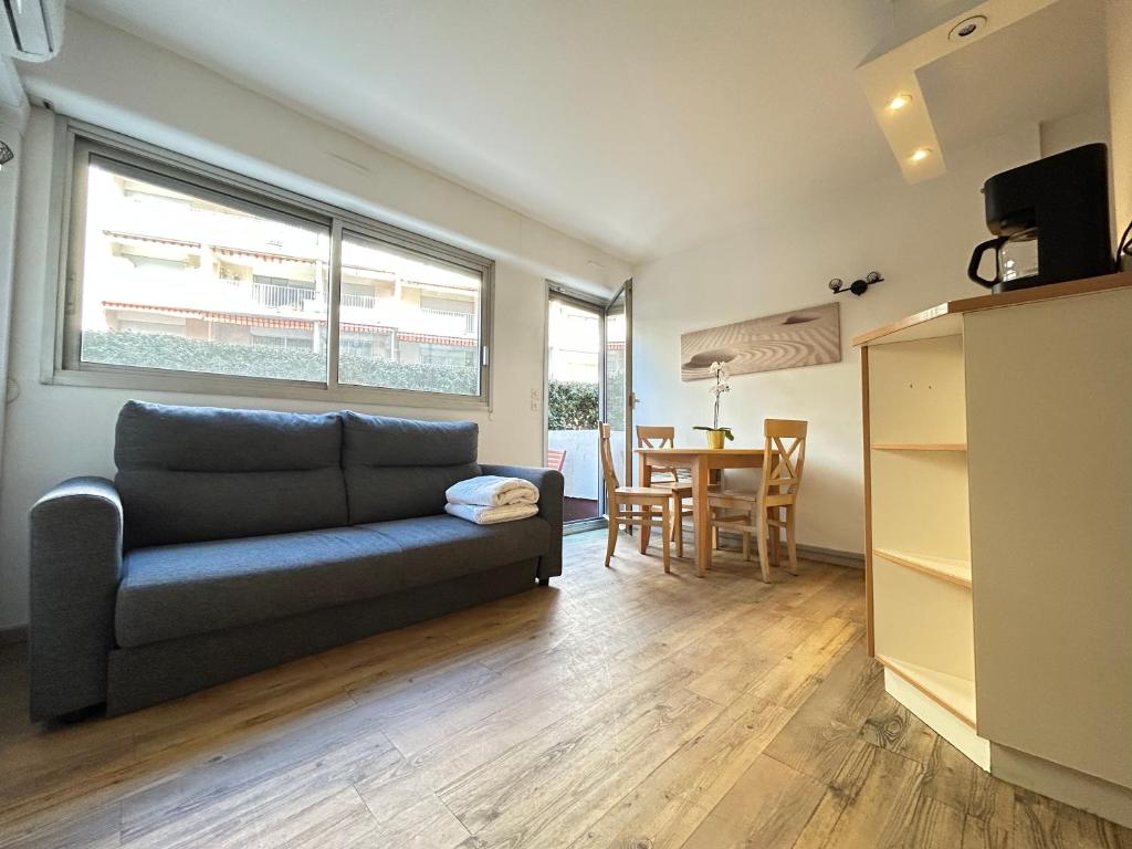 un salon avec un canapé et une table dans l'établissement Cosy- 4 pers Hyper Centre - Plage à 2 min à pied, à Saint-Raphaël