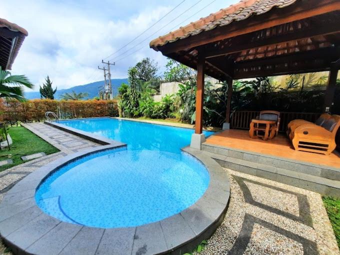 Hồ bơi trong/gần Villa Rasamala