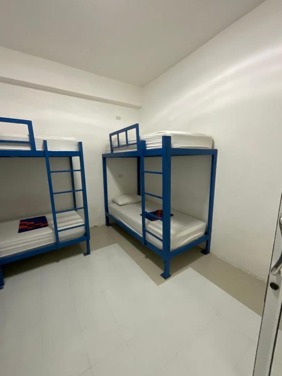 Uma ou mais camas em beliche num quarto em KohTaoHostel