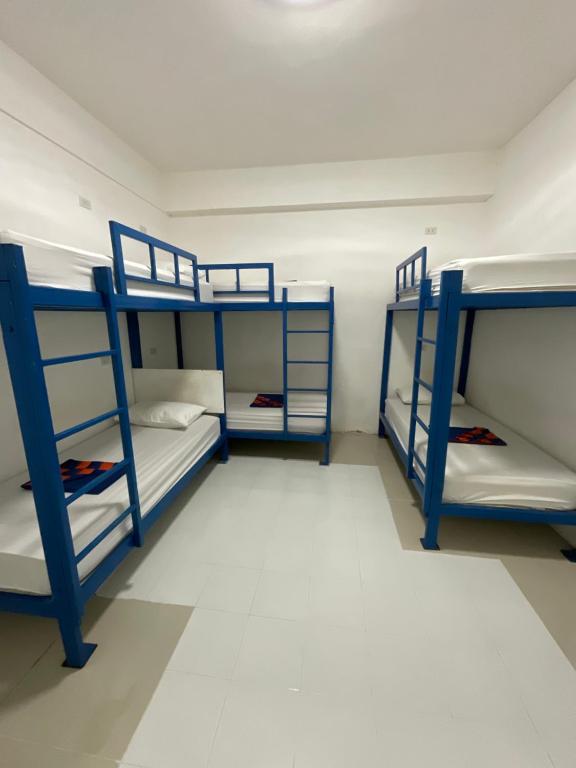 um quarto com quatro beliches em KohTaoHostel em Ko Tao