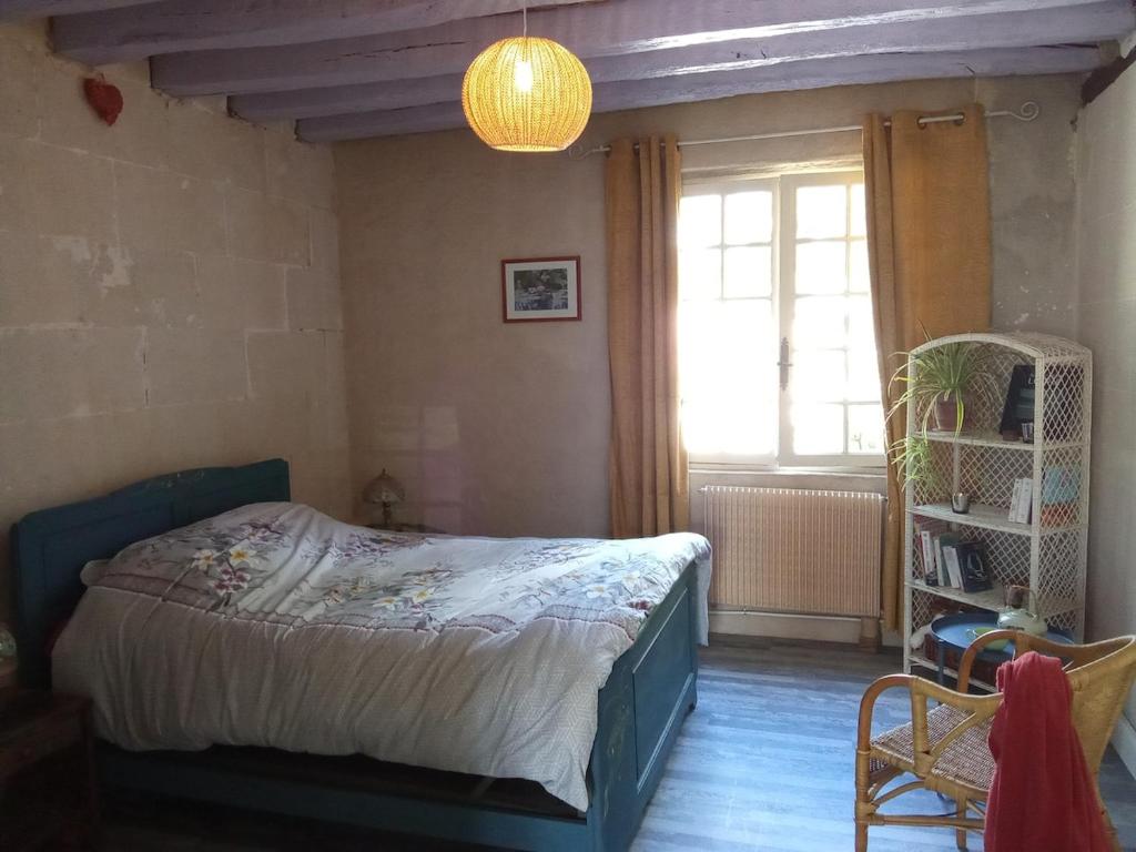 une chambre avec un lit et une fenêtre dans l'établissement 2 bedroom gîte near Chenonceau and Beauval, à Luzillé