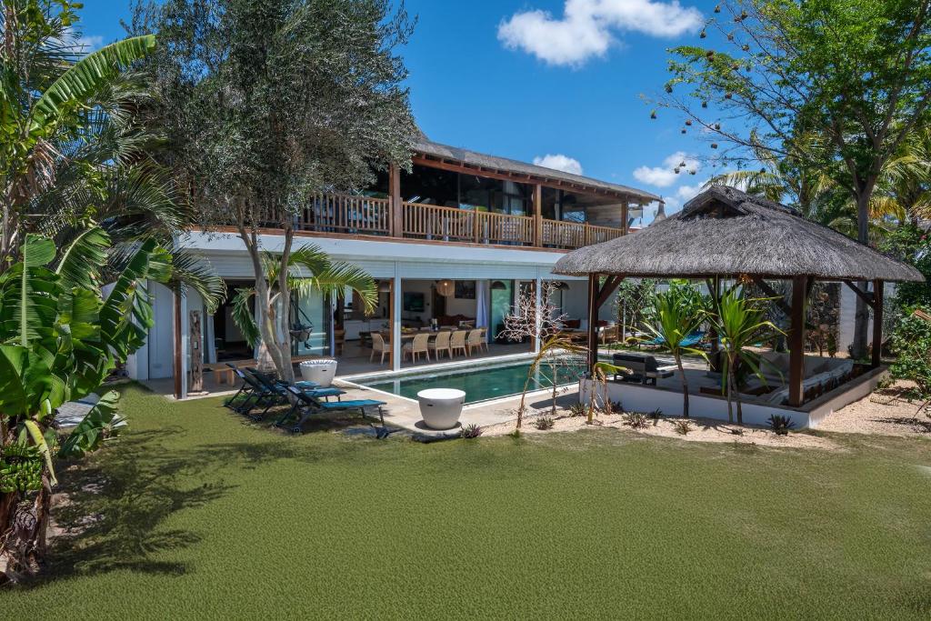 Piscina de la sau aproape de Villa Royale