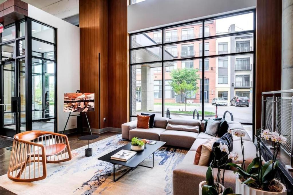Χώρος καθιστικού στο Top Level Modern Luxury Apt in Washington DC